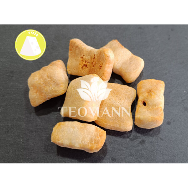 Teomann Churpi Crunchy sajtos jutalomfalat kutyáknak – világosbarna, ropogós sajt snackek fekete háttéren, közeli képen