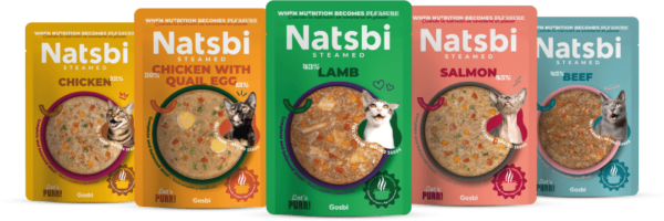 Natsbi Steamed macskaeledelek különböző ízekben: csirke, csirke fürjtojással, bárány, lazac, marha. Minden tasak 43-53% hús- és haltartalommal, ínycsiklandó és tápláló étel macskáknak.