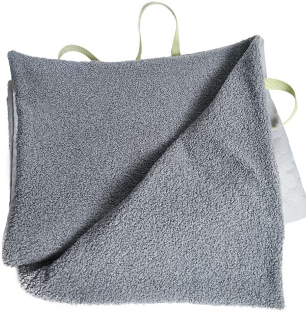 The Sigi Bag szürke kutyafekhely kinyitva, puha teddy anyaggal bélelve, zöld pántokkal – összecsukható utazóágy kutyáknak