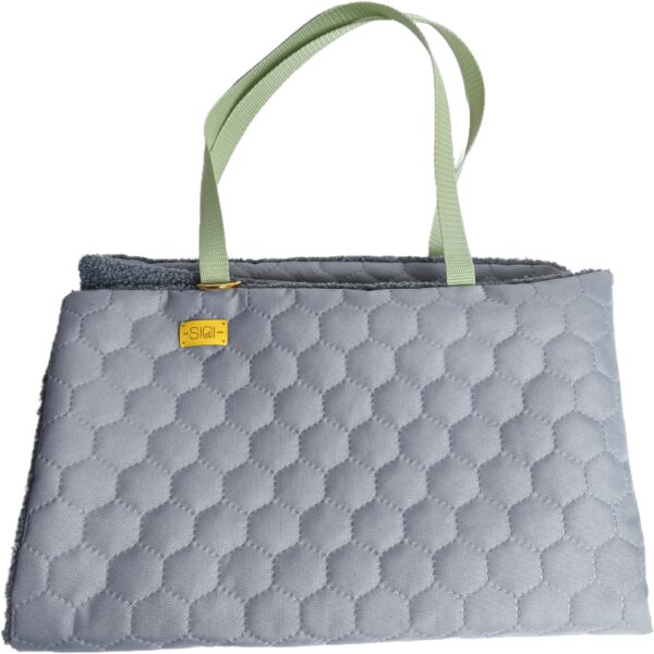 The Sigi Bag szürke kutyafekhely táska formára hajtva, steppelt anyagból, zöld pánttal és arany logóval ellátva Travel Bag